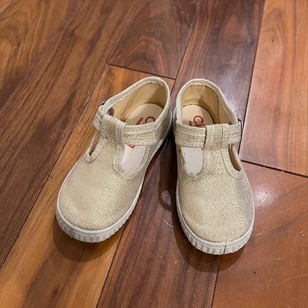 Gold T-strap Cienta- Size 23 (US 7)